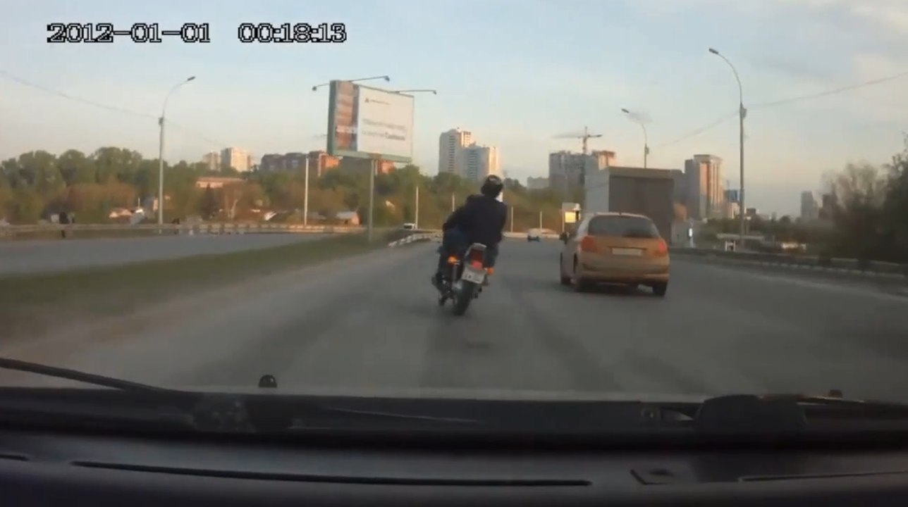 Un motard déboîte trop vite pour doubler une voiture.