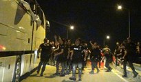 Bursa'da, Beşiktaş taraftarlarına taşlı saldırı, çevik kuvvet müdahale etti