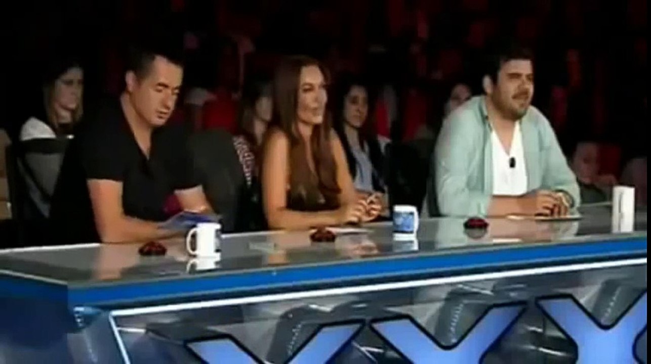 Homme âgé de 25 ans avec une voix unique dans le monde (Turquie a du talent)