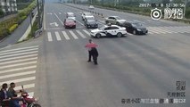 Un policier chinois bloque toute la circulation pour aider un vieil homme à traverser.
