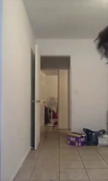 Cette débile se fait exploser un pétard dans les fesses