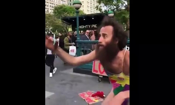 Ce taré est en transe avec son hand spinner... WTF