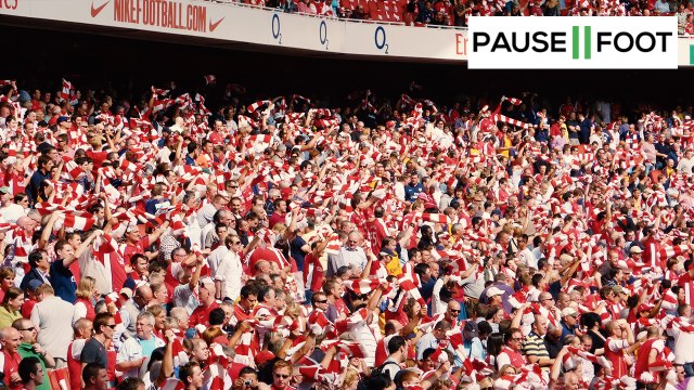 Un musicien de rue accompagne des supporters de l'Ajax Asterdam