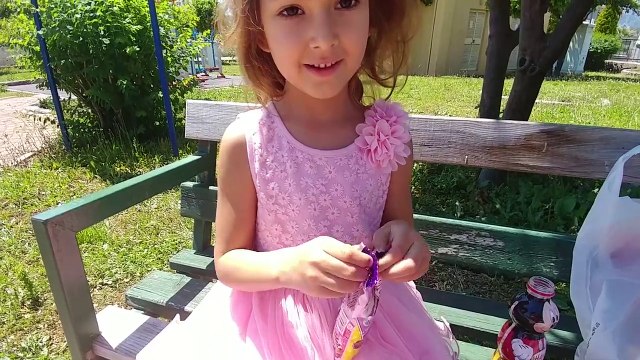 Prenses Sofia Parkta dondurma yiyor , oynuyor, eğlenceli çocuk videosu