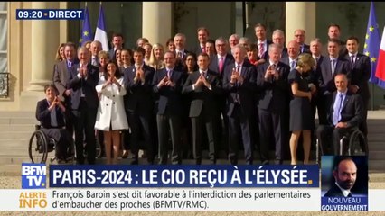 Paris-2024: Emmanuel Macron pose avec la commission du CIO, en visite à Paris