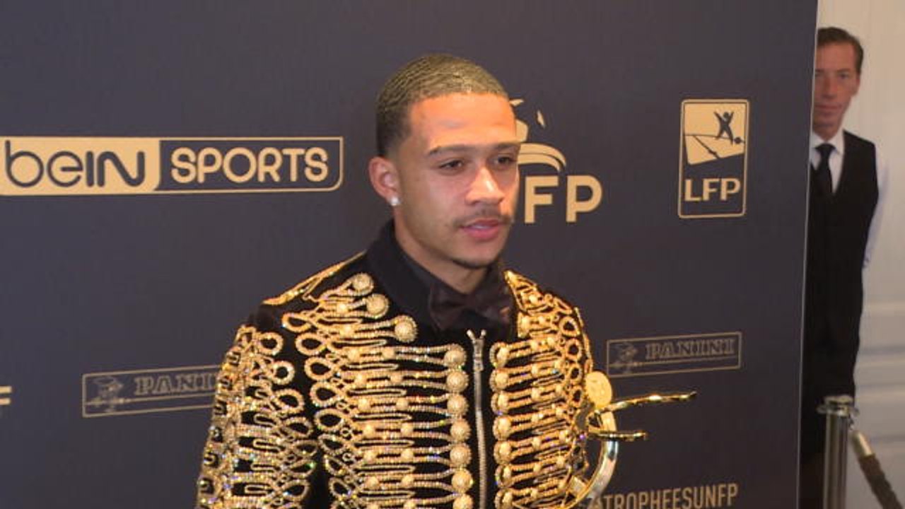 Depay collects award in outrageous outfit - video Dailymotion