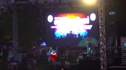 Binlerce Kişinin Önünde Diz Çökerek Evlilik Teklifi Yaptı