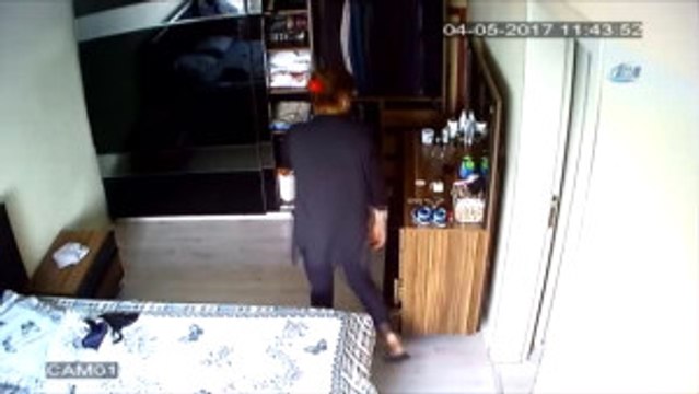 Yatak Odasına Kamera Taktı, Hırsız Komşu Kadın Çıktı...o Anlar Kamerada