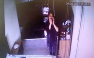 Yatak Odasına Kamera Taktı, Hırsız Komşu Kadın Çıktı