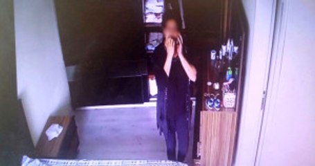 Yatak Odasına Kamera Taktı, Hırsız Komşu Kadın Çıktı