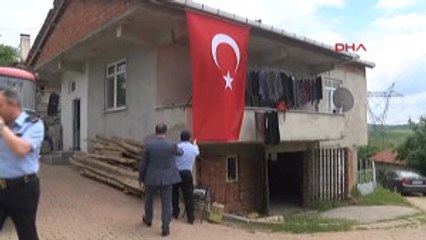 Скачать видео: Kocaeli Maçka'da Şehit Olan Uzman Çavuşun Ailesine Acı Haber Verildi