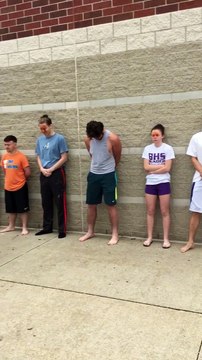 Des ados acceptent de se faire asperger de bombe au poivre