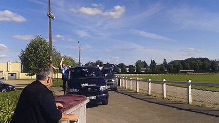Arrivée de l'équipe fanion au stade après sa victoire permettant d'accéder au R1 !!!