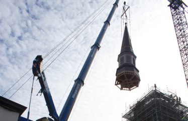 Ciney : la collégiale retrouve son clocher, démoli par la tempête du 14 juillet 2010