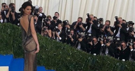 Ateşli Fotoğraflarıyla Görmeye Alışkın Olduğumuz Kendall Jenner Yere Kapaklandı