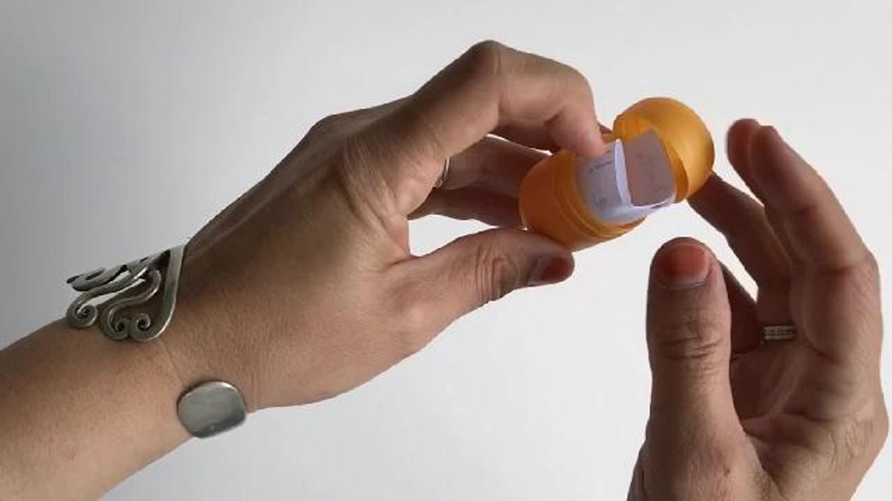 Glisser un message surprise dans un Kinder Surprise !