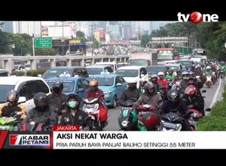 Pria Paruh Baya Panjat Baliho Setinggi 55 Meter