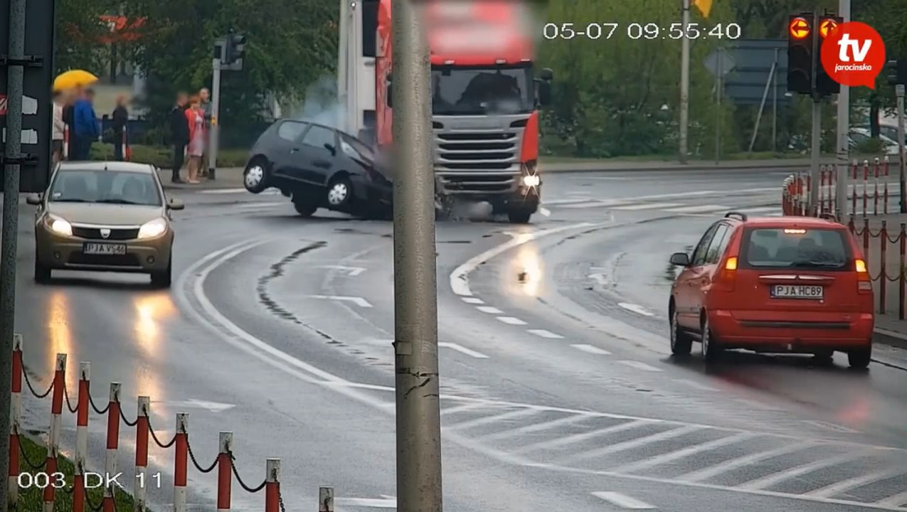 Un poids lourd grille un feux rouge et provoque un accident.