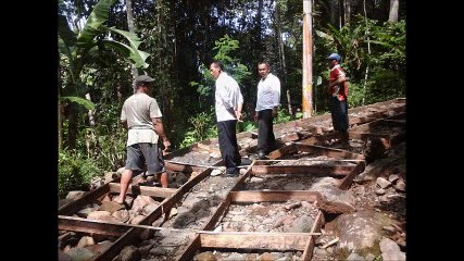 Pengerjaan jalan rabat beton menuju Bowongan oleh warga Dusun Wonorejo, Kaligono, Kaligesing.