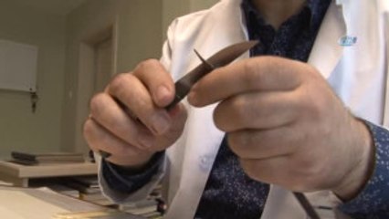 Samsunlu Doktor Hem Ney Üflüyor Hem de Hat Sanatıyla Uğraşıyor