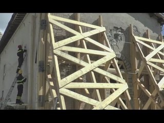 Aschio di Visso (MC) - Terremoto, puntellamento chiesa S.Maria delle Cave (16.05.17)
