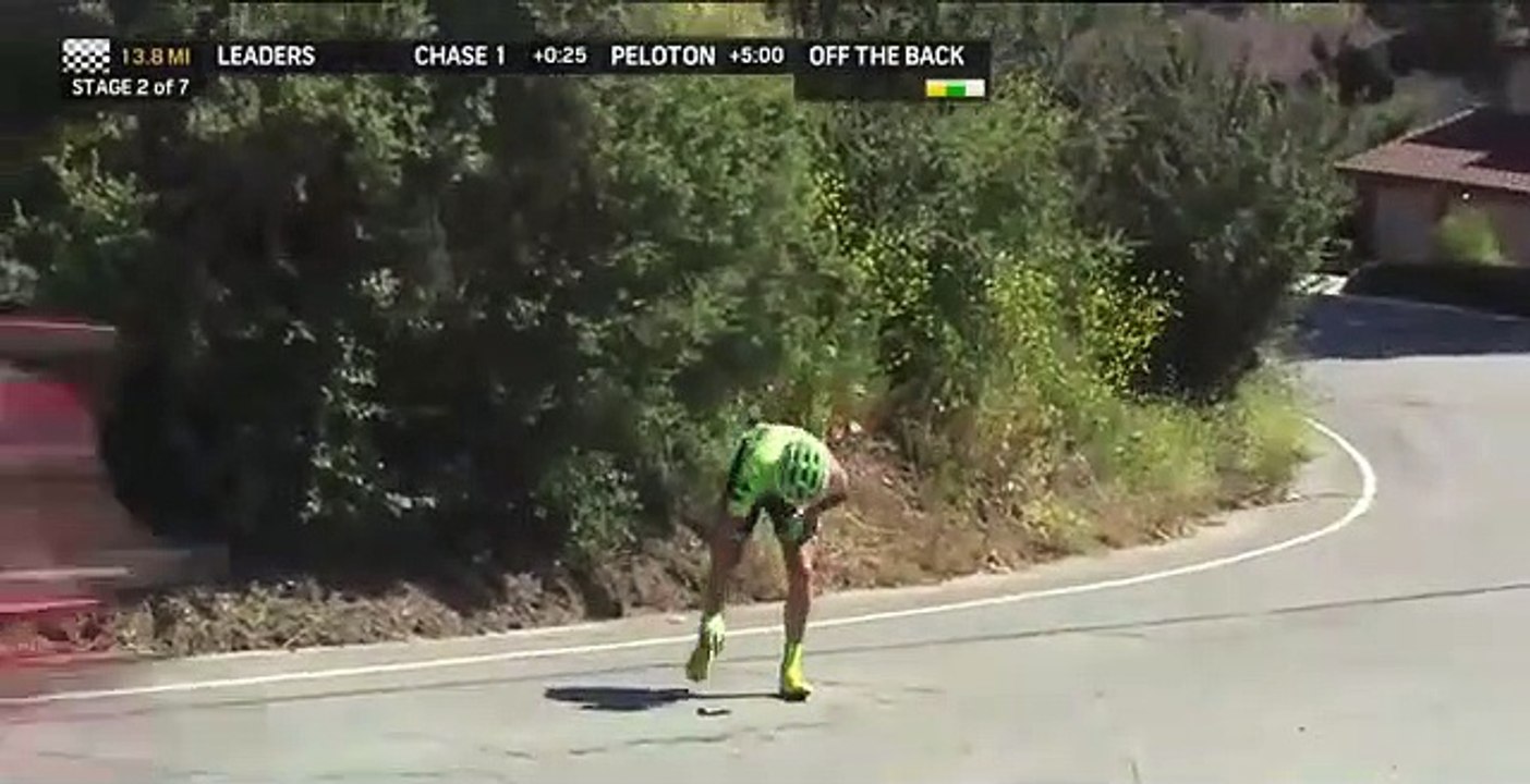 Ce cycliste chute lourdement et n'arrive plus à se remettre debout... KO