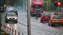 Ce camion grille un feu rouge et découpe une jeep au croisement !
