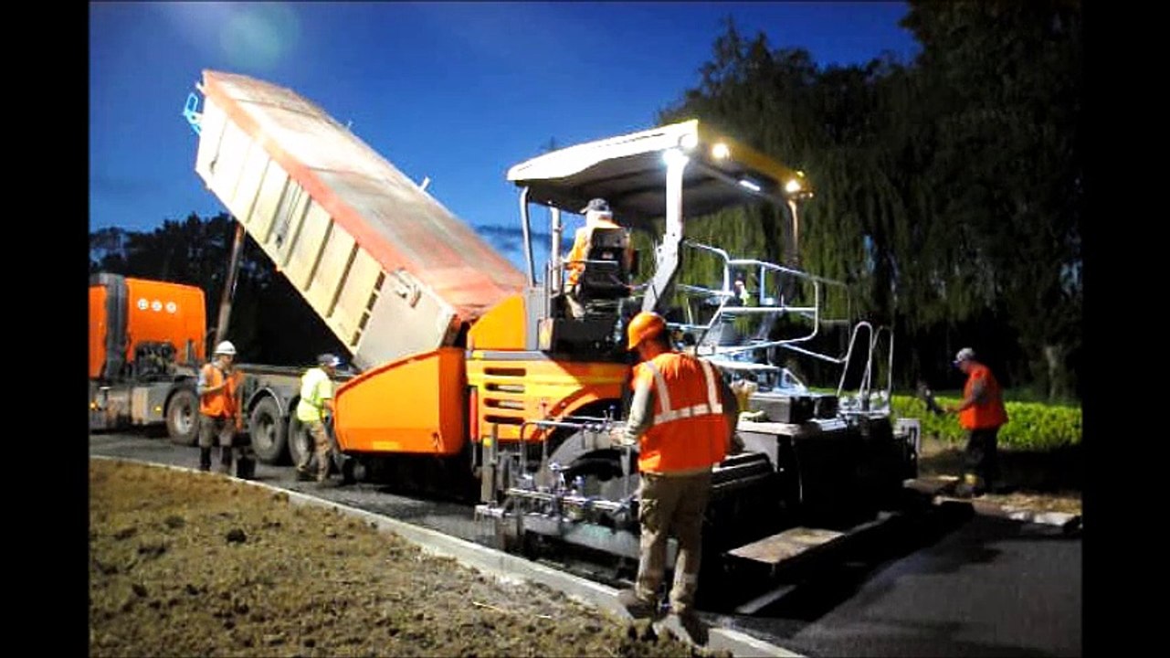 RCEA : l'enrobé se pose en nocturne au rond-point de Droux