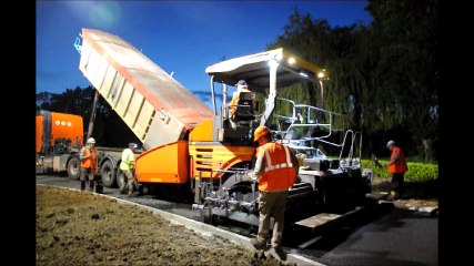 RCEA : l'enrobé se pose en nocturne au rond-point de Droux