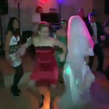 Quand tu entends ta chanson préférée et que l'envie de danser est trop forte...