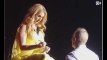 Céline Dion glisse son micro entre ses seins, ses fans s’affolent