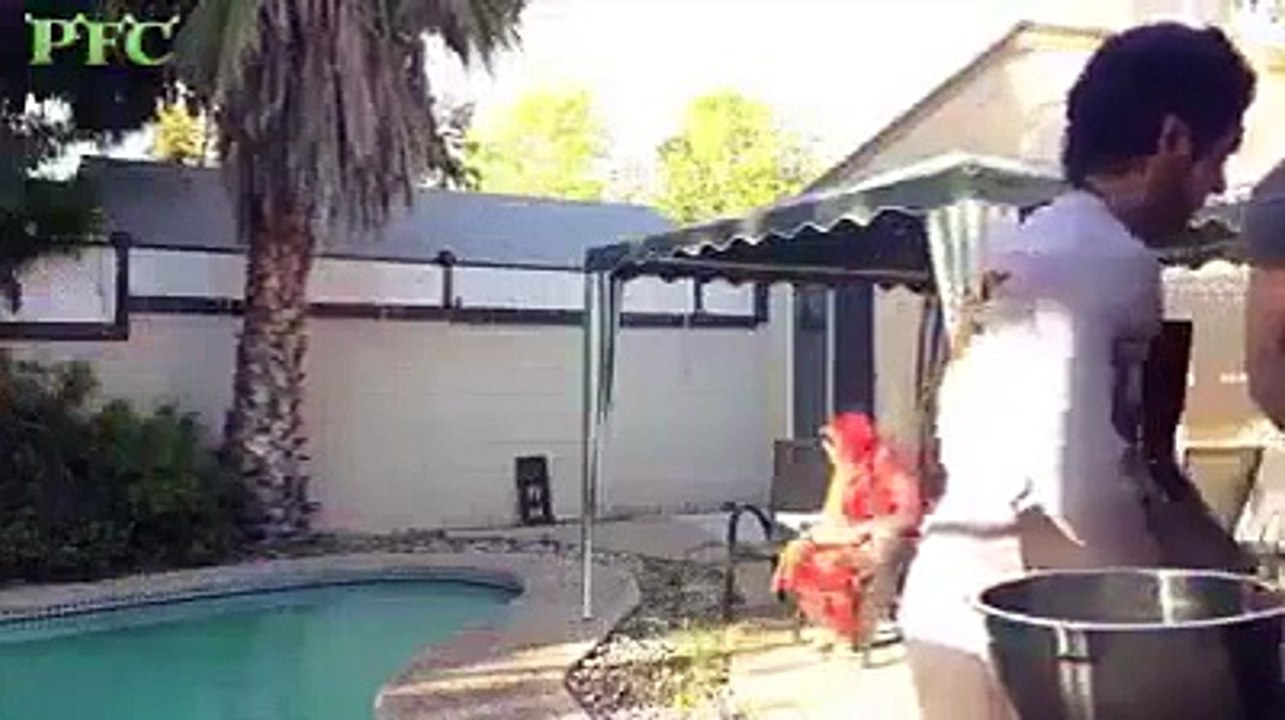 He appeared before his mother that his hand was burned