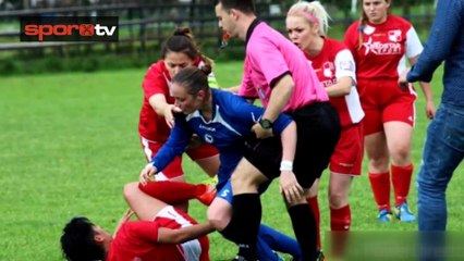 Descargar video: Kadın futbolcu rakibini yumrukladı