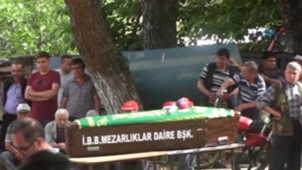 Tazyikli Suyla Boğazı Delinen Bodur, Gözyaşlarıyla Toprağa Verildi