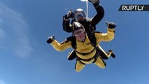 Salta en paracaídas con 101 años