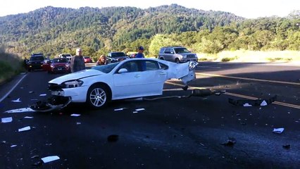 Un accident terrifiant où une voiture tranchée en deux sur la longueur