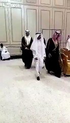 Un homme d’affaire Saoudien fait un Dab !! Fail