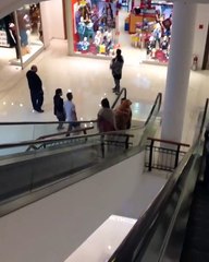 Ce pauvre chien a peur de l'escalator