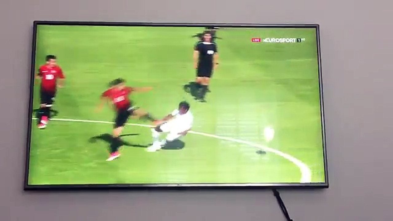 Un jeune espoir anglais envoyé d'urgence à l'hôpital après ce terrible choc !