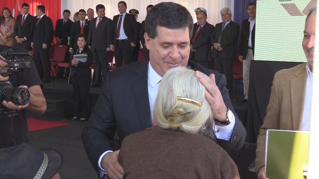 Gobierno paraguayo entrega un millar de títulos de tierra a campesinos