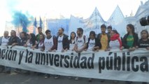 Docentes universitarios de Argentina se manifiestan en defensa de la educación pública