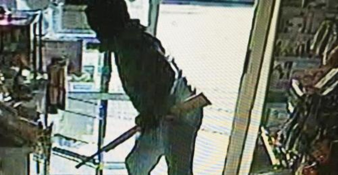 Rifle-Wielding Robber Steals Cash and Tobacco from Convenience Store