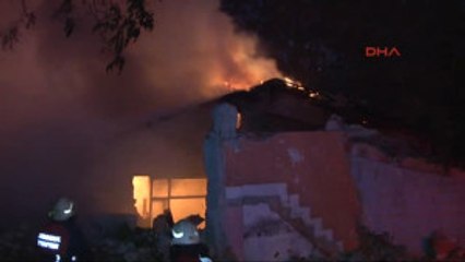 Beyoğlu'nda Gecekondu Alev Alev Yandı