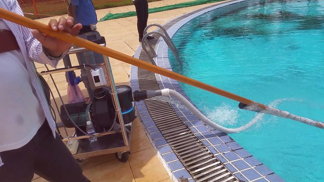 Xe vệ sinh bể bơi di động | Công ty Thiết kế Xây dựng Hồ bơi saigonpoolspa