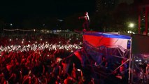 en plein concert il saute dans la foule