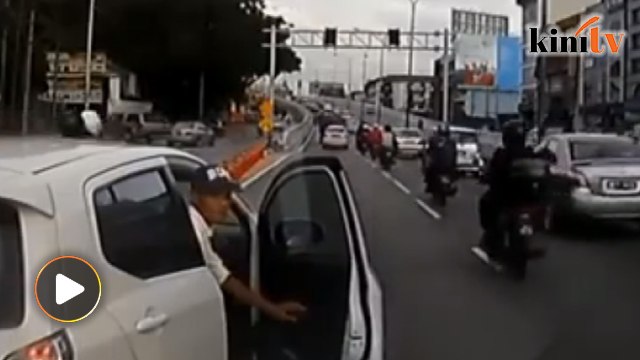 Queue cutter tries to intimidate road user in KL