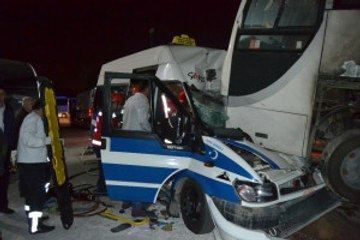 İterek Çalıştırmak İstediği Minibüsle Otobüsün Altına Girdi: 1 Yaralı