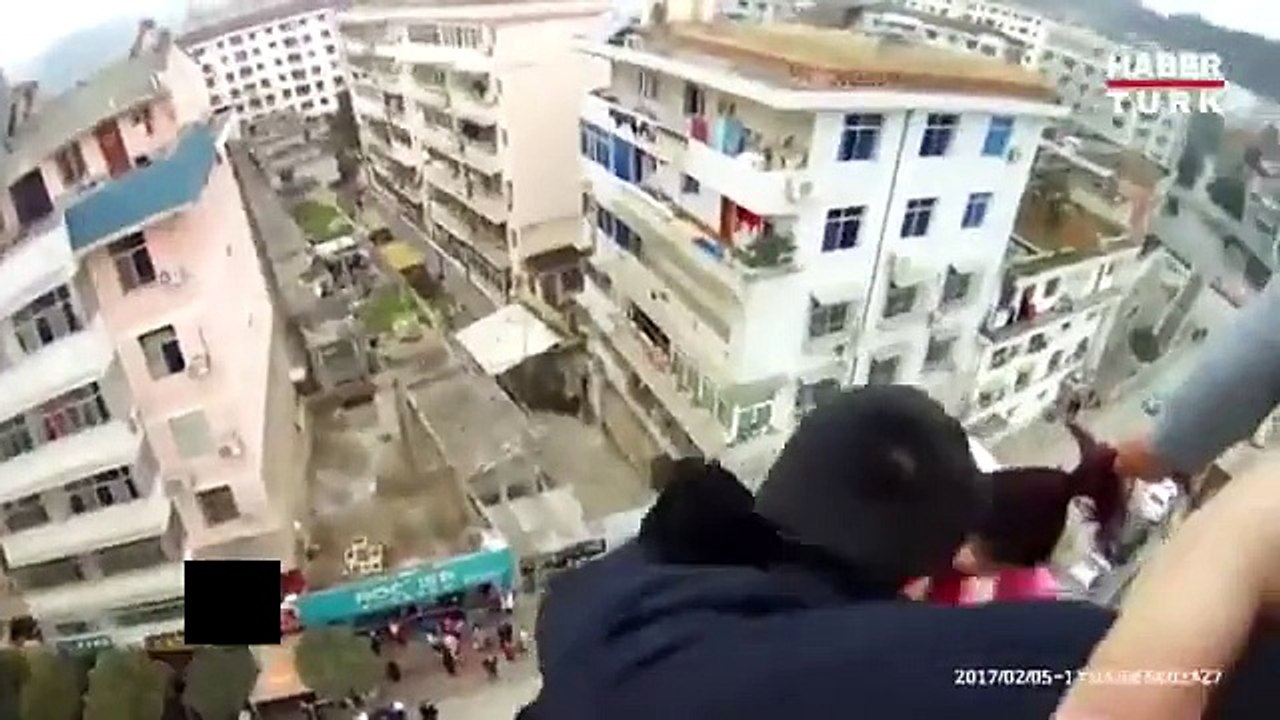 İntihar Eden Karısını Saçından Yakalayan Adam