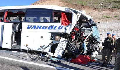 Elazığ'da yolcu otobüsü TIR'a çarptı... Kaza yerinden ilk görüntüler