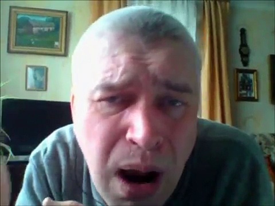 Слушает и поёт